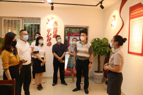 黨輝閃耀照西岸 紅色物管暖民心——記人民日?qǐng)?bào)四川分社走進(jìn)西岸觀邸開展黨建示范建設(shè)情況調(diào)研